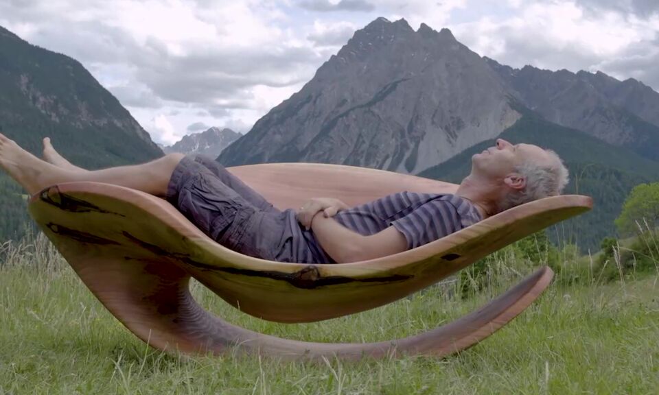 Freischwingender Liegesessel aus Mammutholz